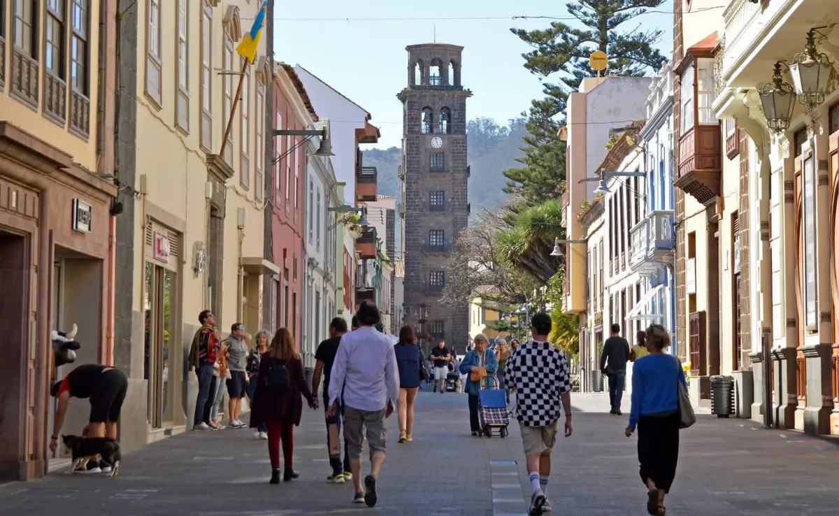 Imagen de varias personas paseando por el casco de La Laguna / LA LAGUNA ZONA COMERCIAL