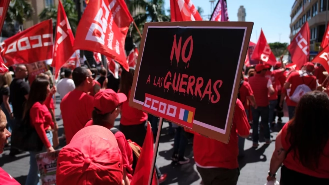 Manifestación del Día del Trabajador en Santa Cruz de Tenerife / EFE - ALBERTO VALDÉS