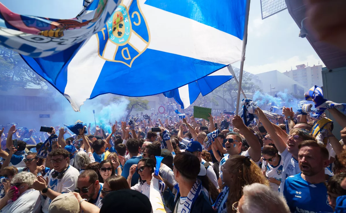 Numerosos aficionados del CD Tenerife este viernes en la inmediaciones del estadio Heliodoro Rodríguez López / EFE - RAMÓN DE LA ROCHA