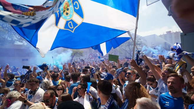 Numerosos aficionados del CD Tenerife este viernes en la inmediaciones del estadio Heliodoro Rodríguez López / EFE - RAMÓN DE LA ROCHA