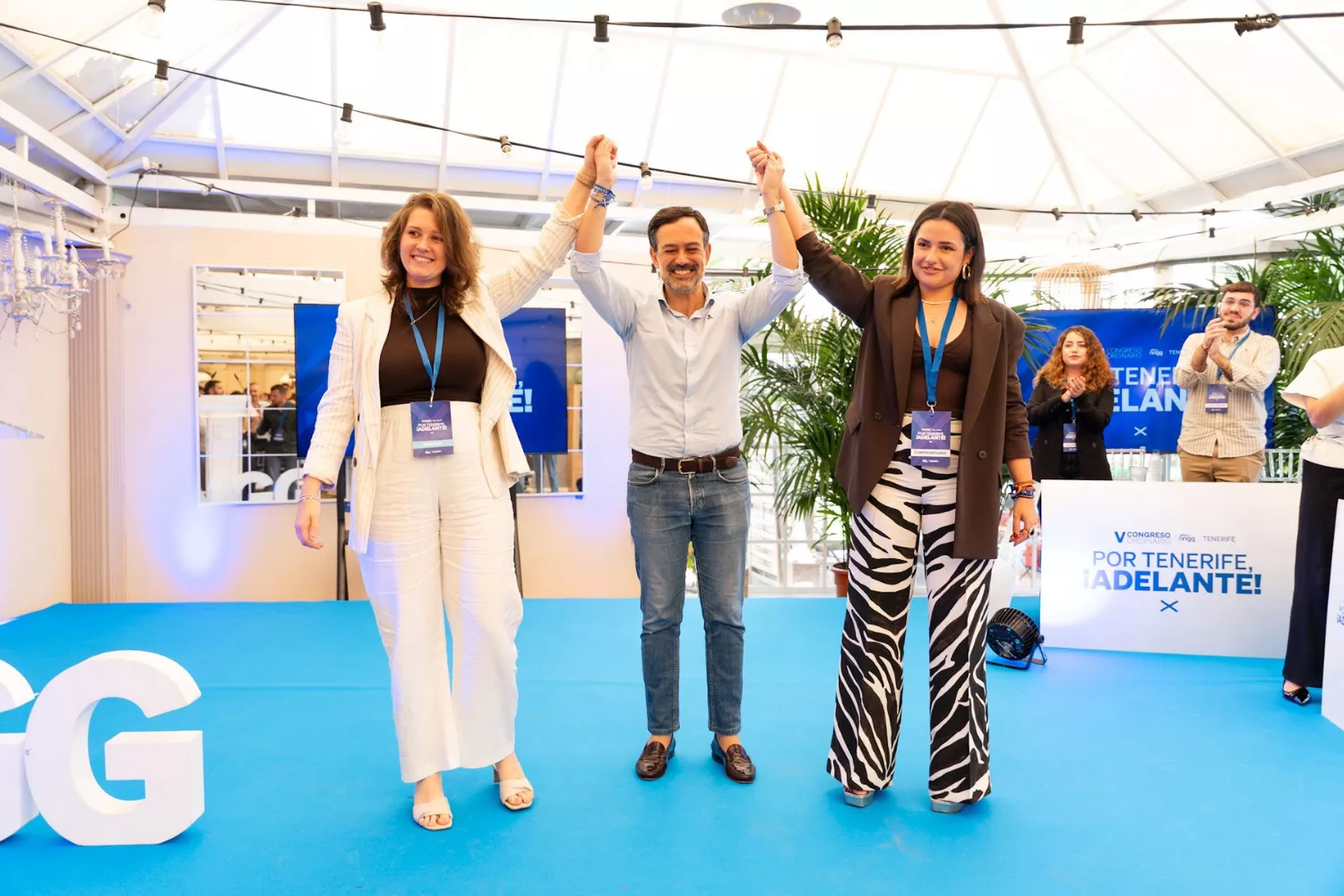 Gara García, a la derecha en la fotografía, nueva presidenta de Nuevas Generaciones de Tenerife./ CEDIDA