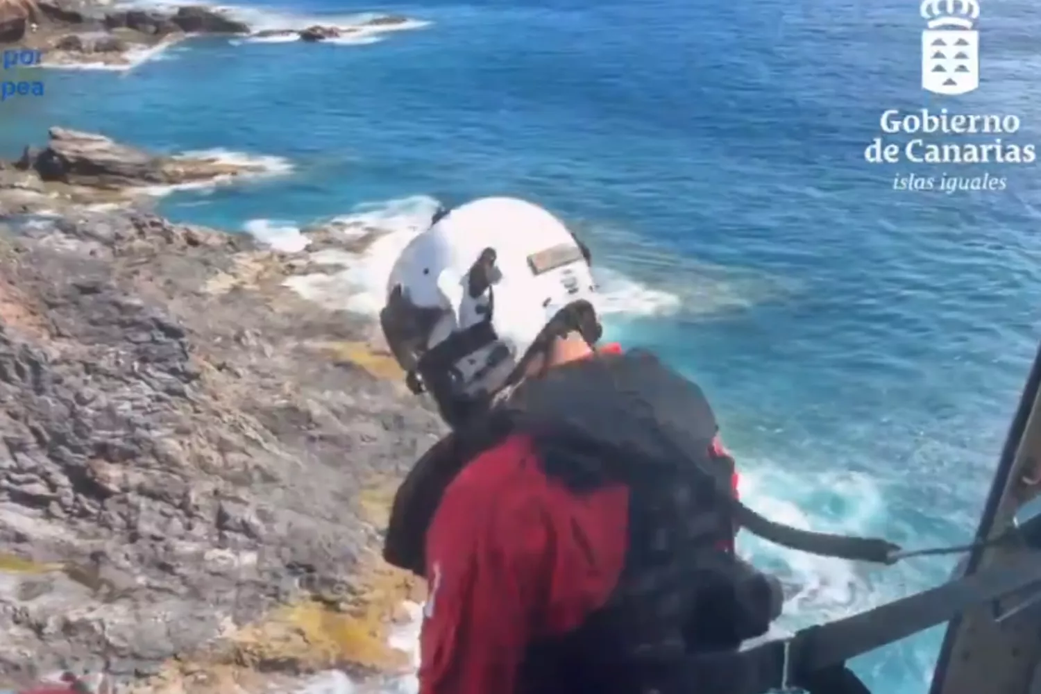 Un helicóptero del GES se suma a la búsqueda del buceador desaparecido en La Gomera desde el viernes./ GOB. CAN.