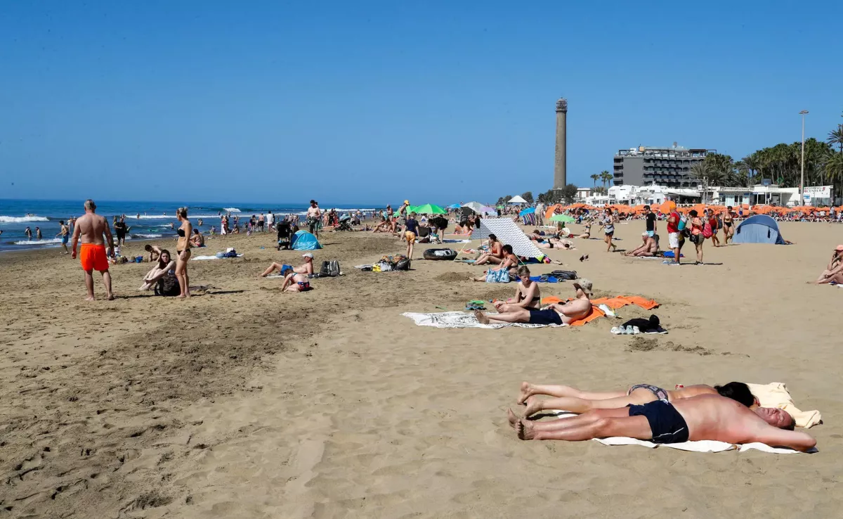 Turistas en el sur de Gran Canaria / EFE
