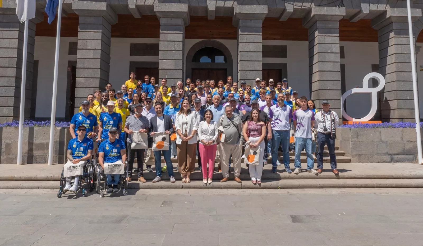 Encuentro de la alcaldesa, Carolina Darias, con los clubes de élite de la ciudad. AH