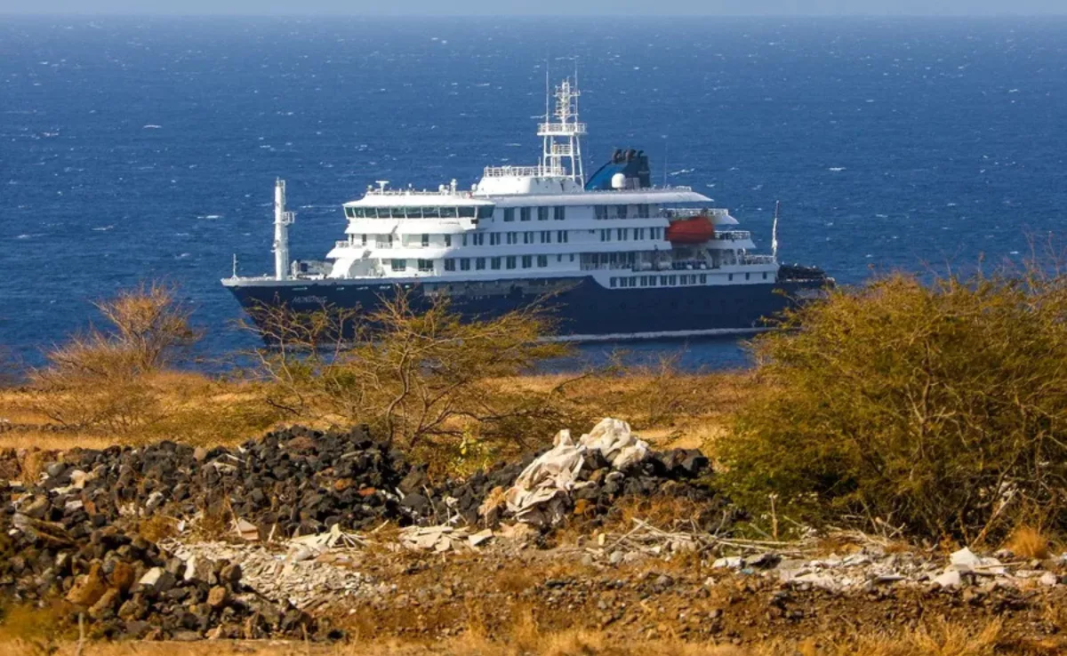 El crucero polar 'MV Hondius' fondeado este lunes en la costa de la isla de Santiago, Cabo Verde. EFE / EPA / Elton Monteiro