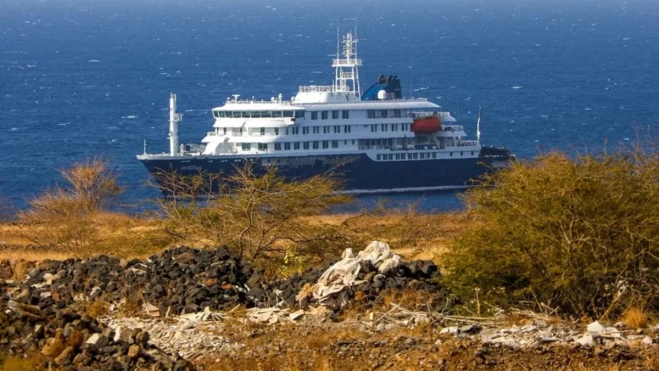 El crucero polar 'MV Hondius' fondeado este lunes en la costa de la isla de Santiago, Cabo Verde. EFE / EPA / Elton Monteiro