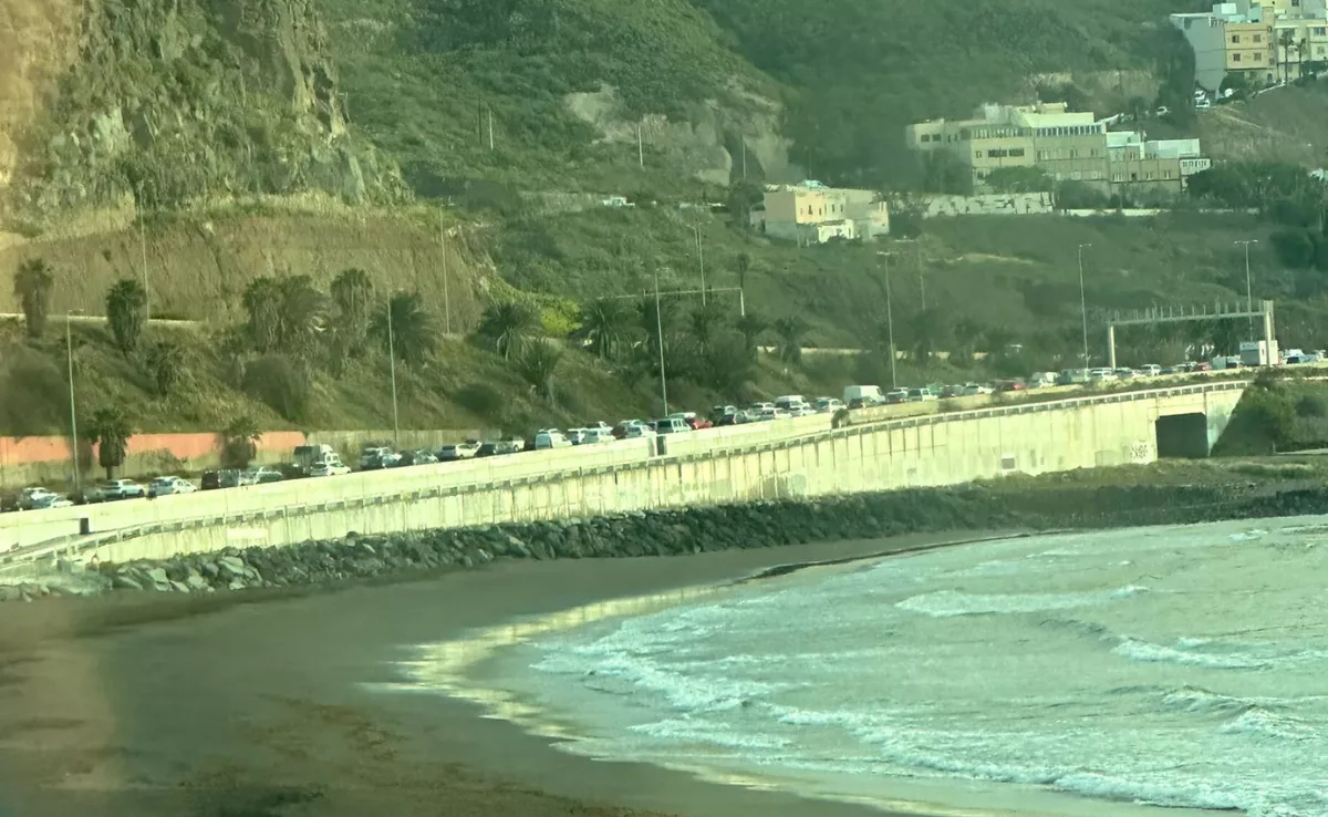 Un accidente entre una moto y un coche colapsa la GC-1. / MARCOS MORENO - ATLÁNTICO HOY