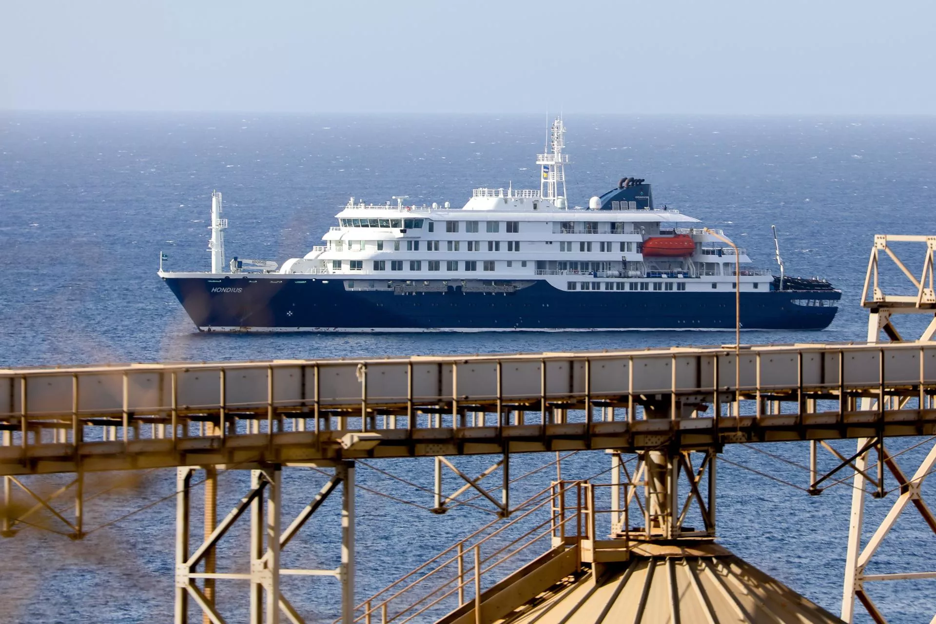 El crucero holandés MV Hondius se encuentra anclado frente a la costa de la ciudad de Praia, en la isla de Santiago, Cabo Verde. / ELTON MONTEIRO-EFE