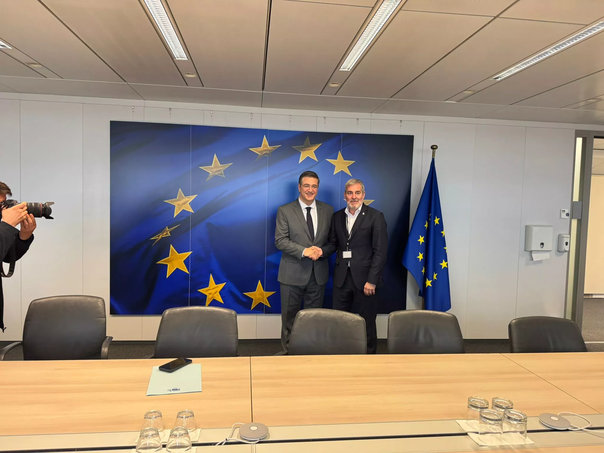 El presidente autonómico, Fernando Clavijo, y el comisario europeo de Transporte y Turismo, Apostolos Tzitzikostas. AH