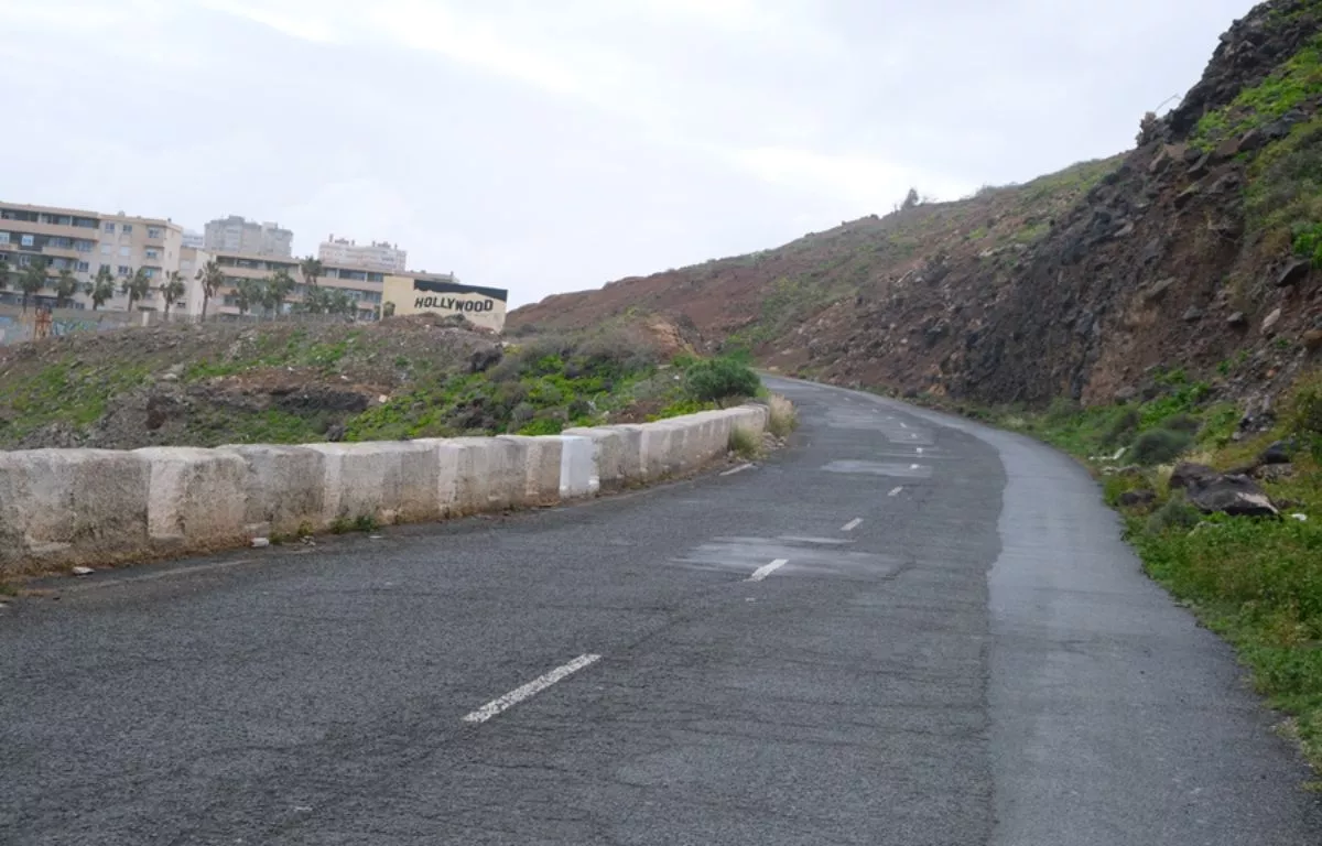 Carretera de acceso al antiguo cuartel Manuel Lois. AH