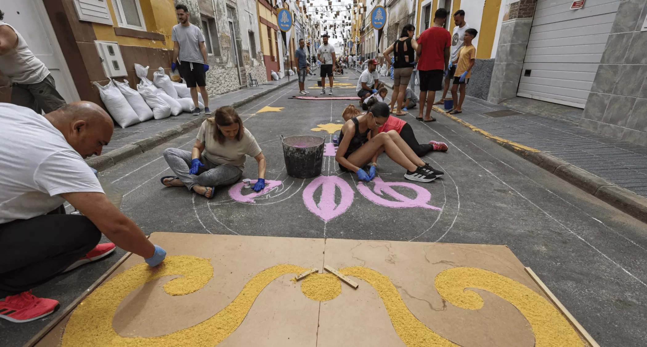 Vecinos confeccionan alfombras en las calles de La Isleta para las Fiestas del Carmen. / ÁNGEL MEDINA G.-EFE