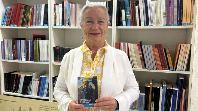 Imagen de la escritora Mercedes Arocha con su libro 'Epidemia a bordo' / LUNA MOYA - AH