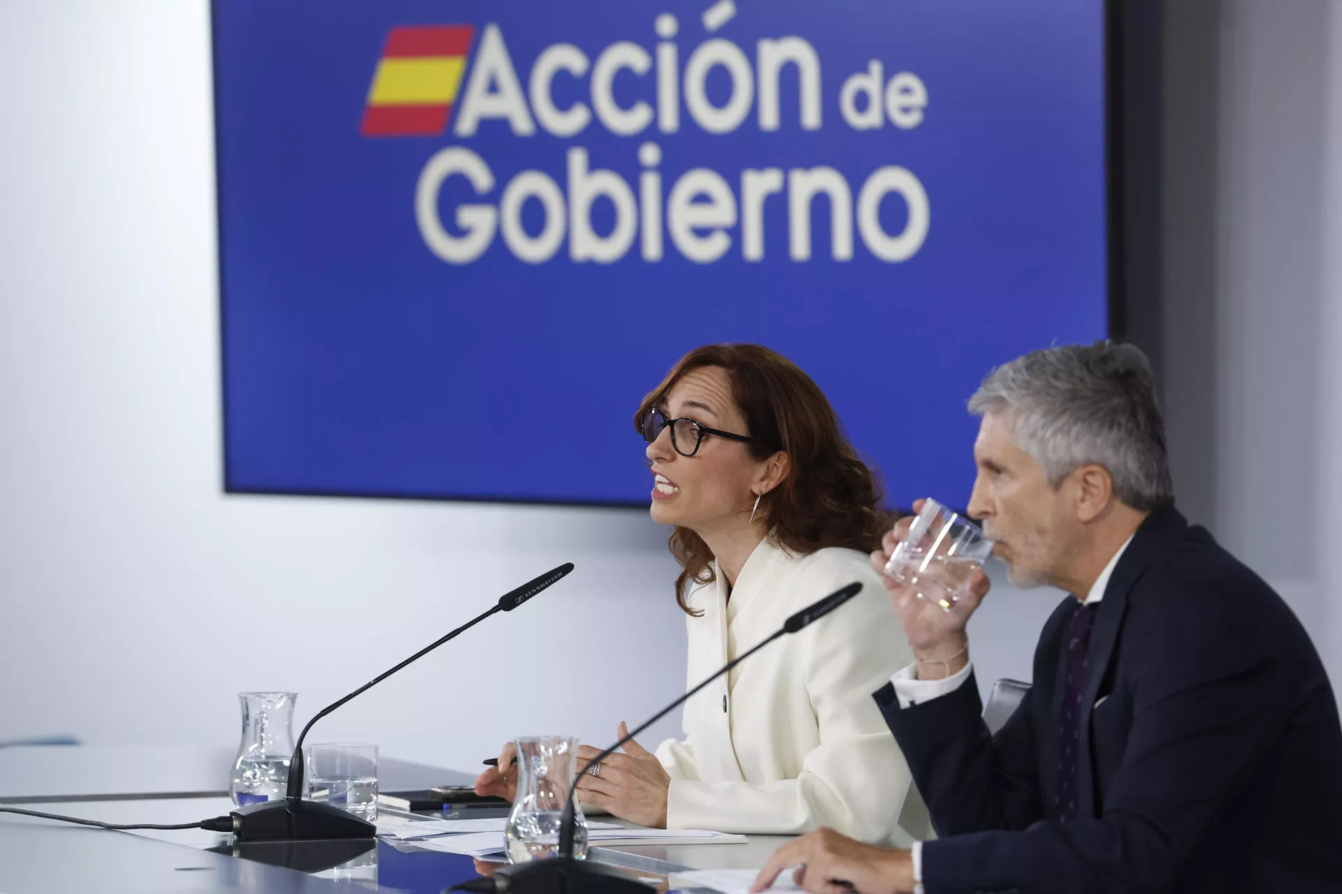  El ministro del Interior, Fernando Grande-Marlaska (d) y la ministra de Sanidad, Mónica García (i) durante la rueda de prensa tras el Consejo de Ministros celebrado esta miércoles en La Moncloa, Madrid. / JAVIER LIZÓN-EFE