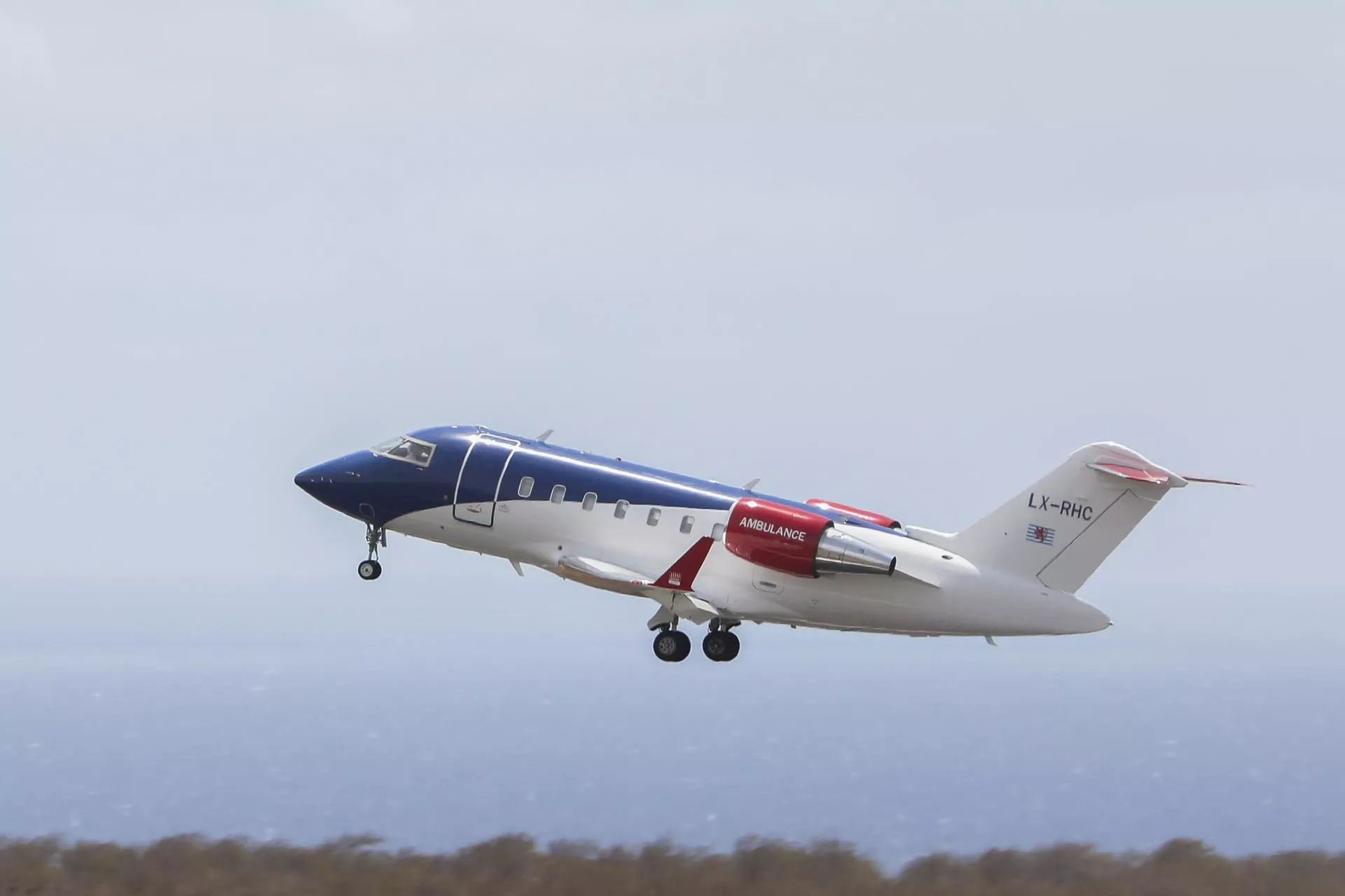 Avión medicalizado que traslada a Países Bajos a infectados por hantavirus. / EFE/EPA/ELTON MONTEIRO