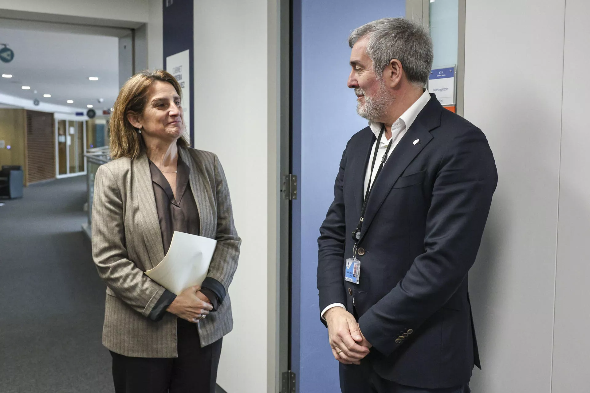 El presidente de Canarias, Fernando Clavijo (d), se reúne en Bruselas con la comisaria Europea de Competencia, Teresa Ribera (i). / EFE - PABLO GARRIGÓS