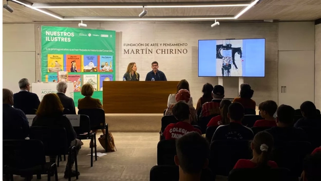 Jesús M. Castaño explicando el arte de Manolo Millares al alumnado del Colegio Tauro / ARIADNA MARTÍNEZ - ATLÁNTICO HOY