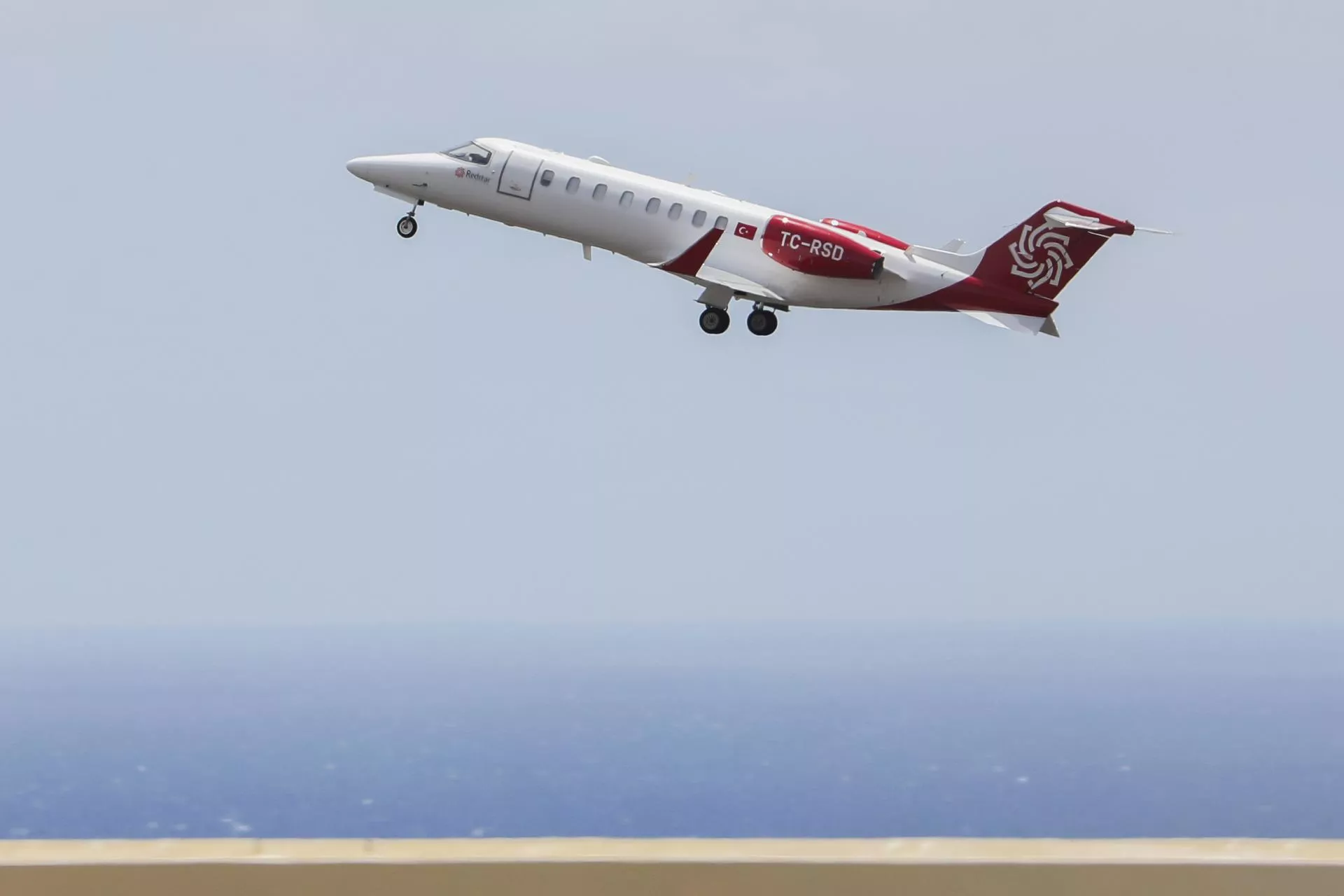 Marruecos rechaza un vuelo con un pasajero con hantavirus y acaba en Gran Canaria. / ELTONO MONTEIRO-EFE