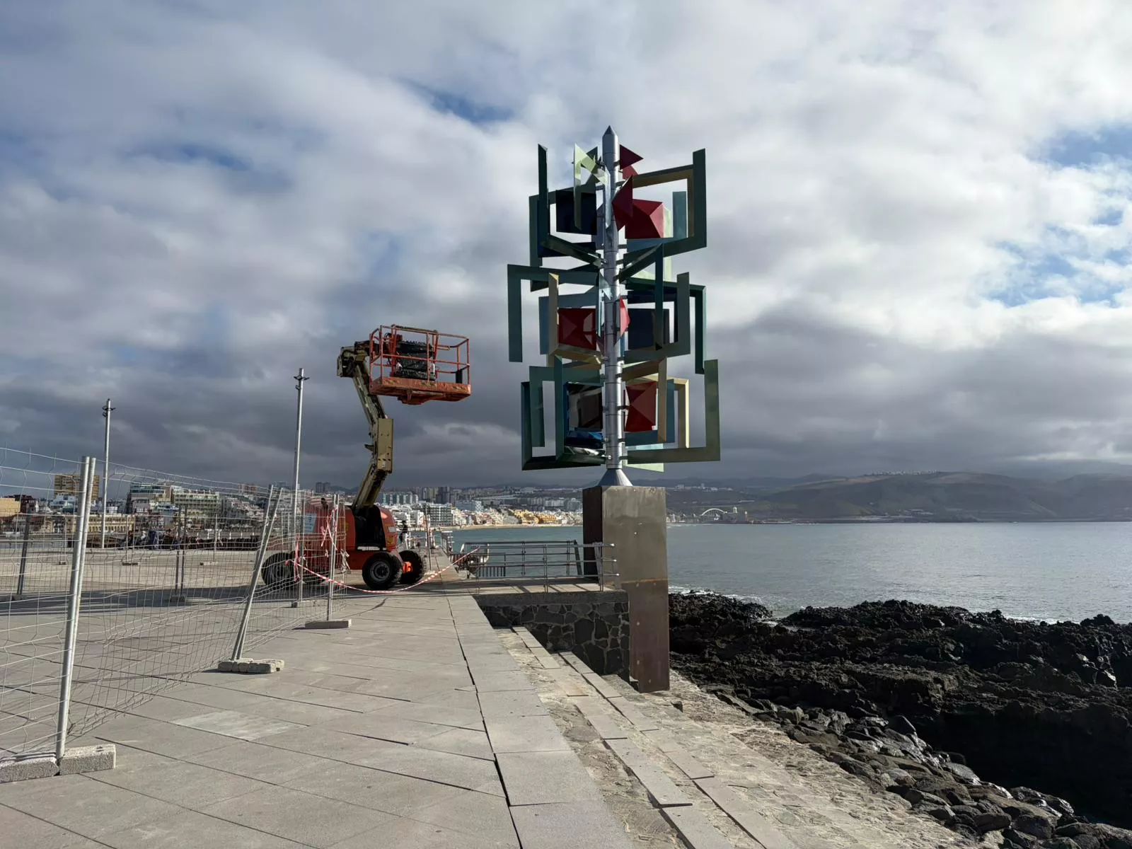 Últimos retoques del nuevo Juguete del Viento en la Puntilla. ALBERTO LEY - AH