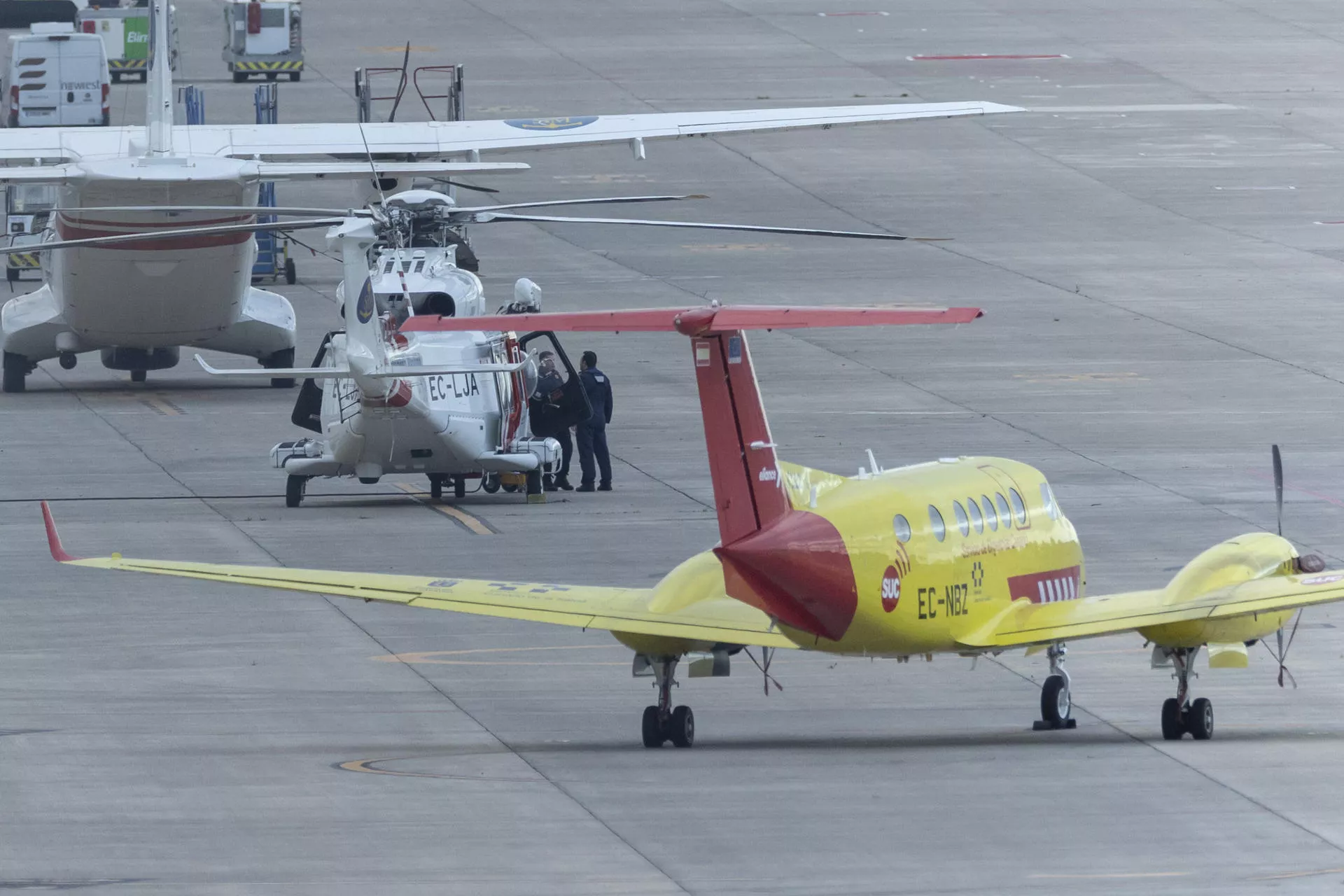 Imagen tomada el miércoles de una aeronave del Servicio Canario de la Salud en el aeropuerto de Gran Canaria junto a un avión y un helicóptero de Salvamento Marítimo durante la estancia del avión ambulancia en la isla. / EFE - QUIQUE CURBELO