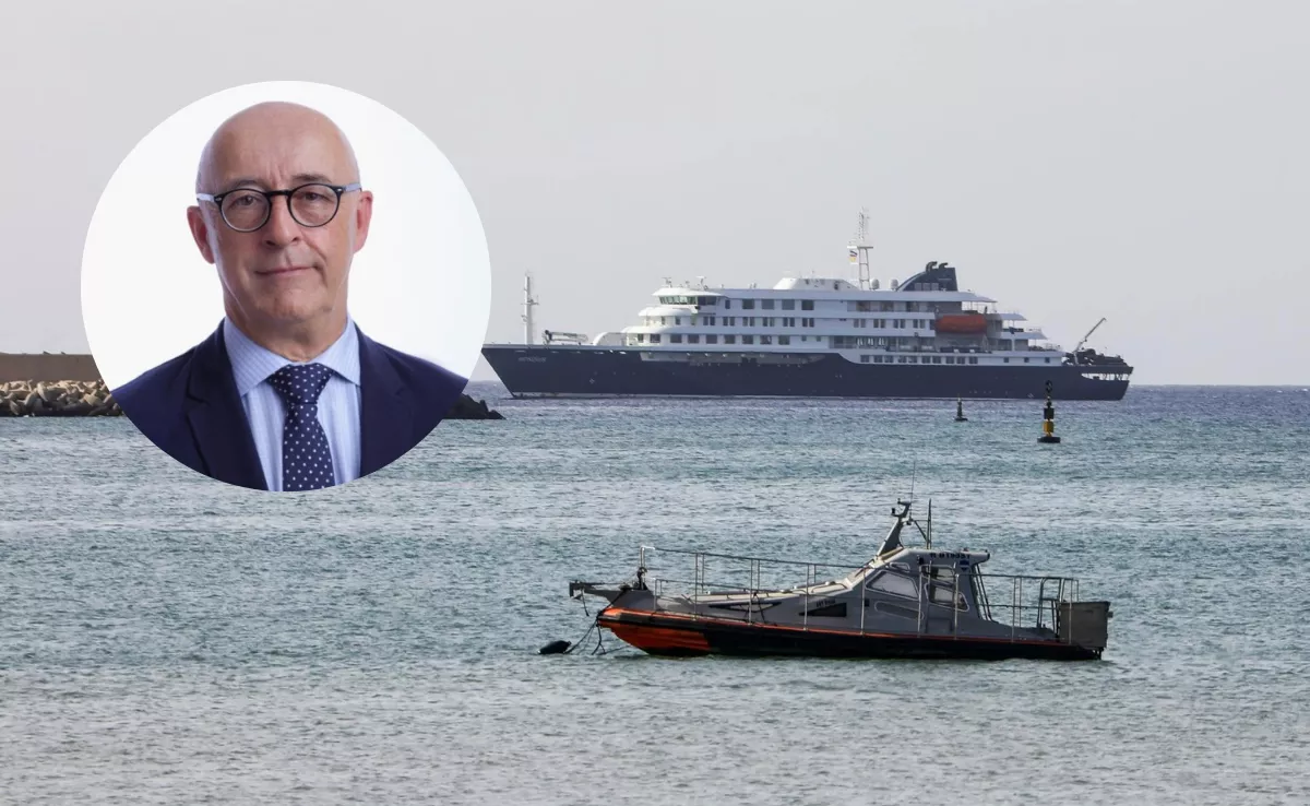 El presidente de Puertos de Tenerife, Pedro Suárez, y el buque MV Hondius. / AH