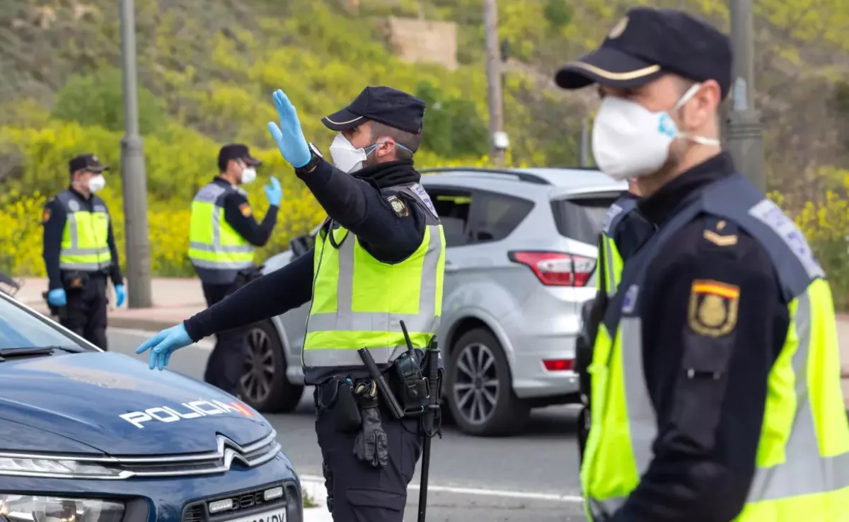 Policías nacionales con EPI./ EFE