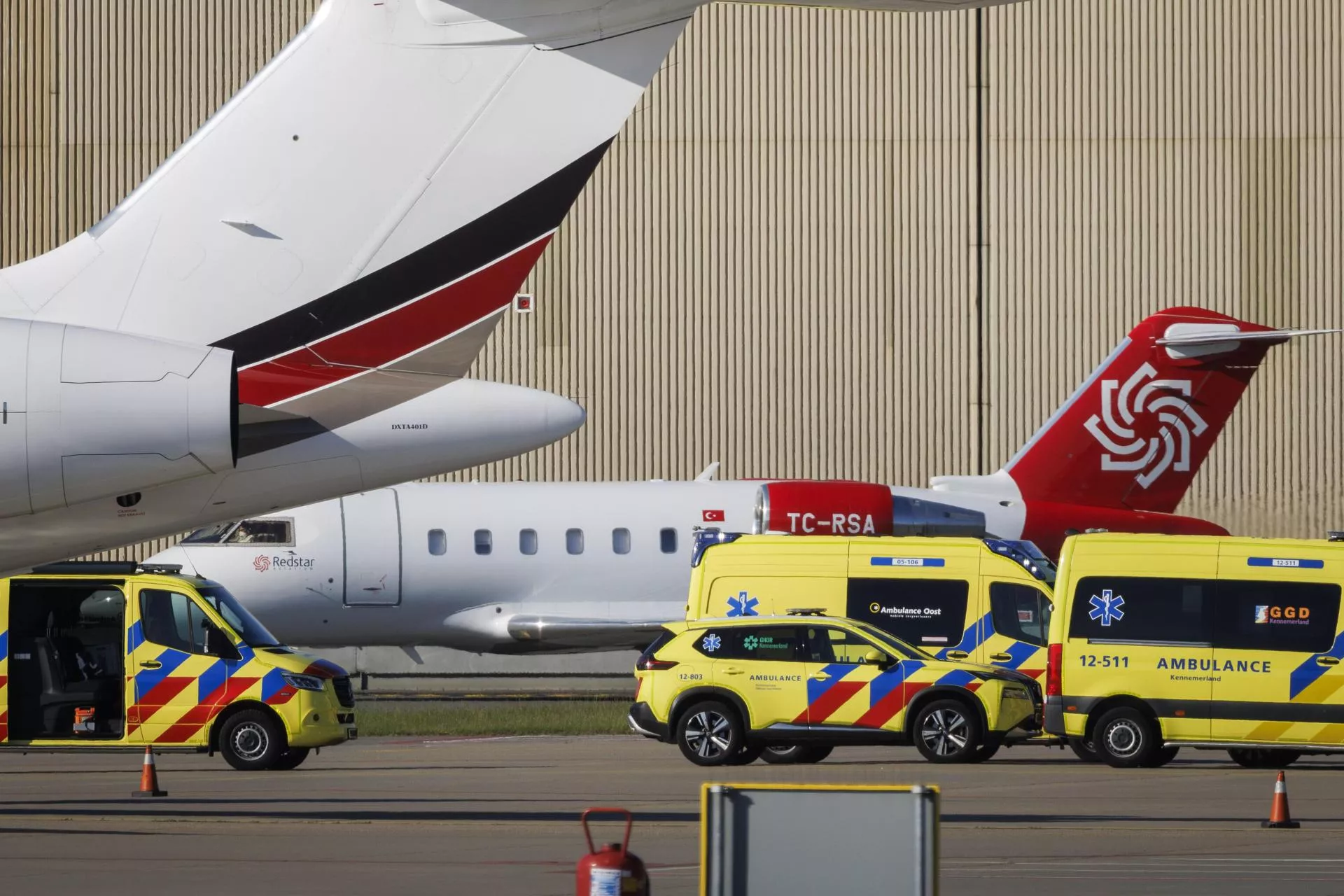 Llegada del avión medicalizado con un pasajero del 'MV Hondius' a Ámsterdam. / EFE/EPA/MICHEL VAN BERGEN