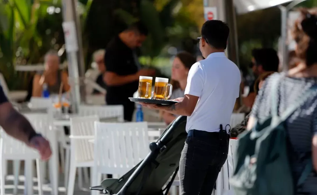 Imagen de un trabajador de hostelería / EFE