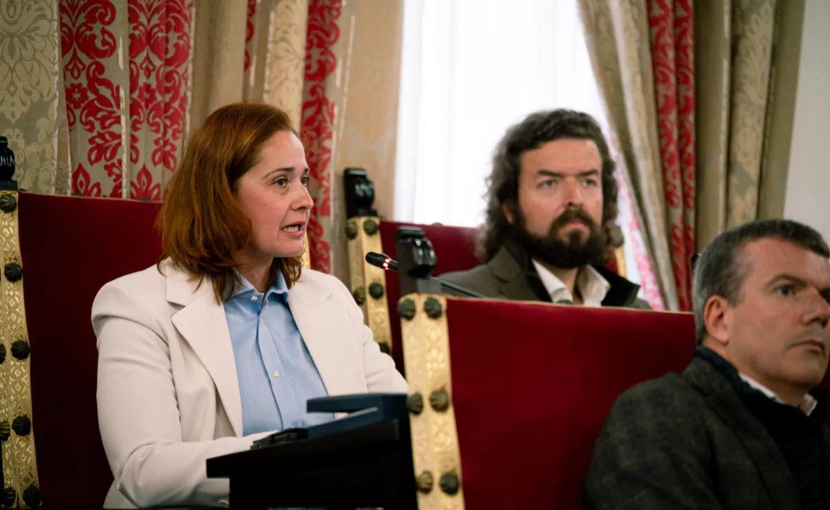 Yadira Álvarez, concejal de La Laguna no adscrita que obtuvo su acta por las listas de Vox, junto al número uno de la formación Manuel Alejandro Rodríguez Pardo./ AYUNTAMIENTO DE LA LAGUNA
