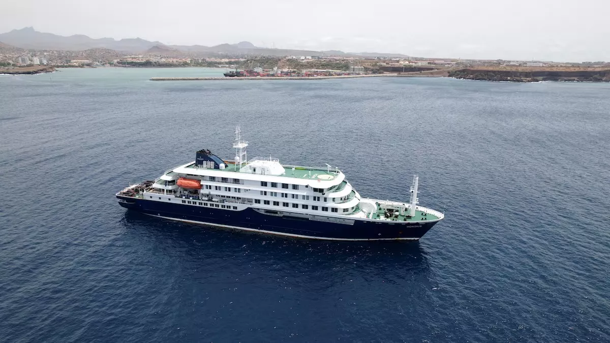 El crucero MV Hondius, donde se desató el foco de hantavirus, fondeado en Cabo Verde. / REUTERS - Danilson Sequeira