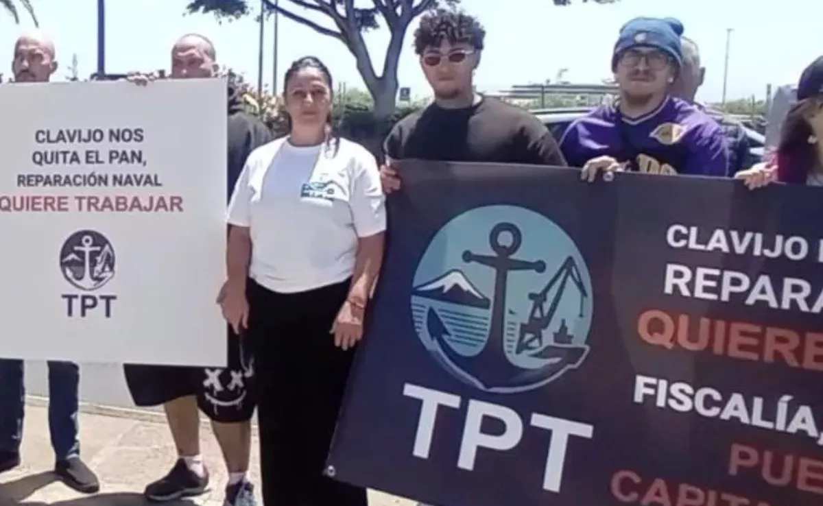 En el centro de la imagen, Elena Ruiz, portavoz del Sindicato de Trabajadores de los Puertos de Tenerife./ AH