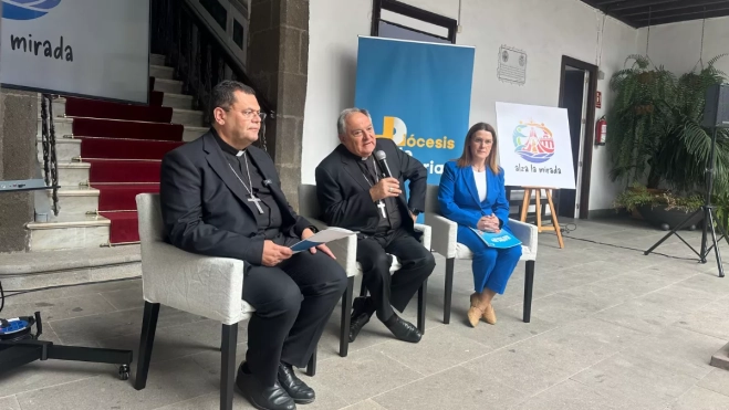 El obispo auxiliar, Cristóbal Déniz; el obispo José Mazuelos y la coordinadora de la visita papal, Enélida Hernández / ATLÁNTICO HOY - MARCOS MORENO