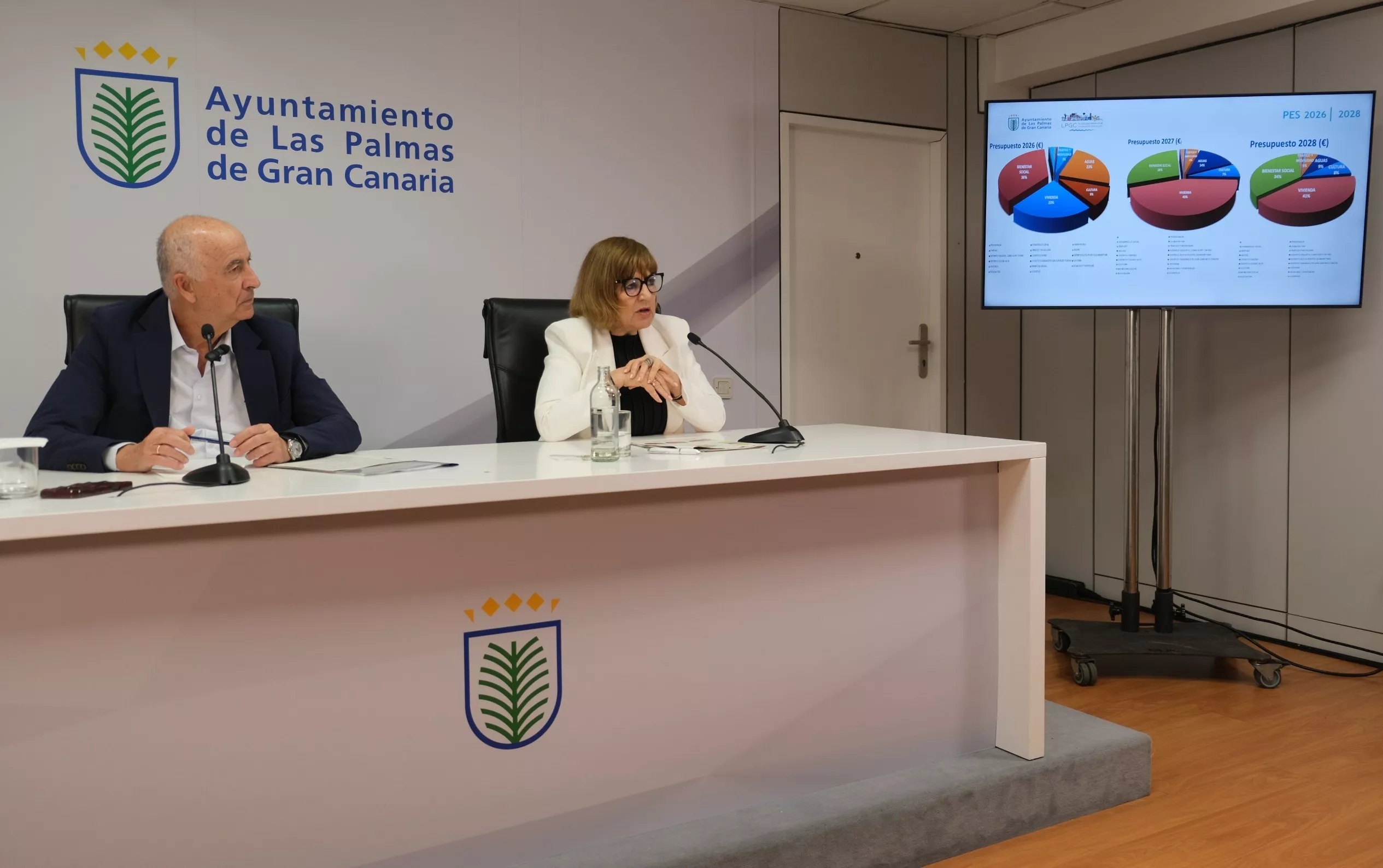 El concejal Hernández Spínola y la coordinadora general de Hacienda, Contratación y Patrimonio durante la presentación del nuevo Plan Estratégico de Subvenciones. AH