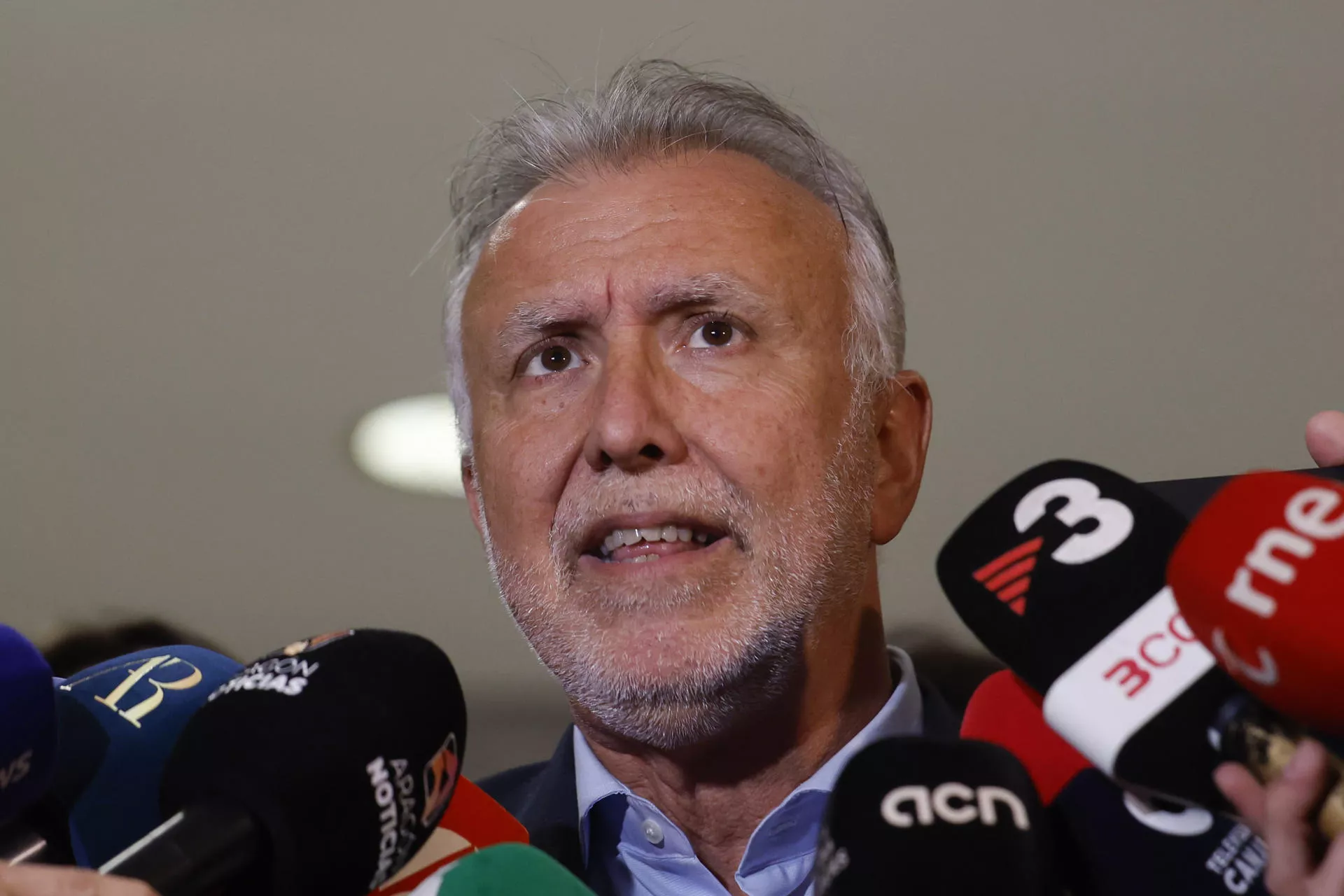  El ministro de Política Territorial, Ángel Víctor Torres, atiende a la prensa su salida del Ministerio de Sanidad. / EFE - JAVIER LIZÓN 