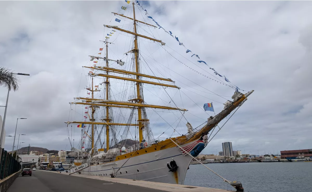 El 'Mircea', busque escuela de Rumanía, en el muelle Sanapú del Puerto de Las Palmas. / AH