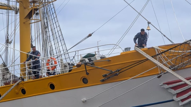 Dos marineros ponen a punto el buque escuela 'Mircea'. / AH