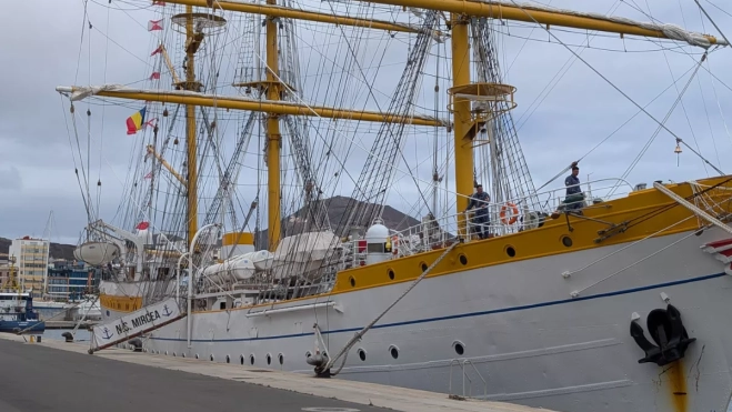El 'Mircea', atracado en el Puerto de Las Palmas. / AH
