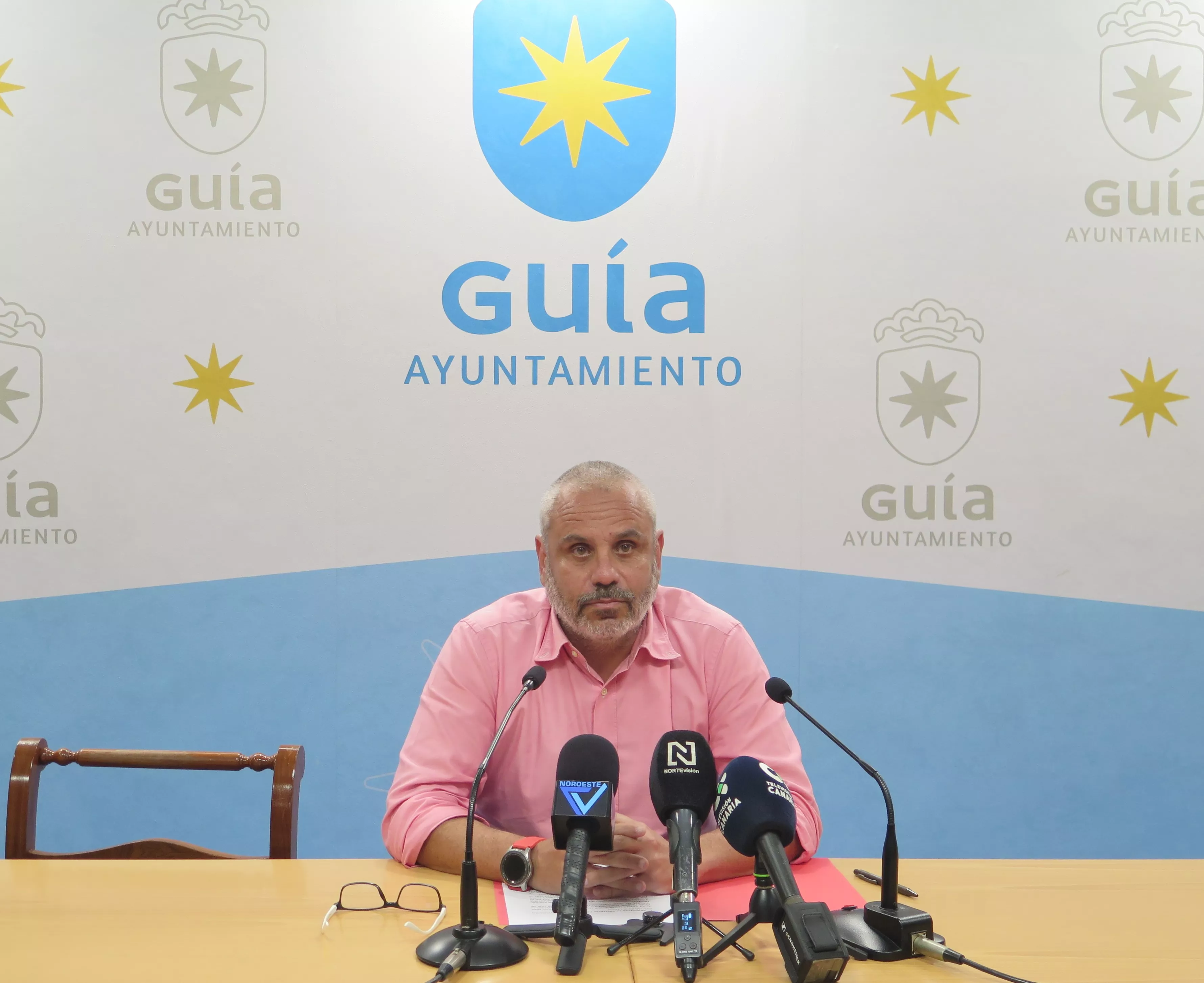 El alcalde de Guía, Alfredo Gonçalves Ferreira, durante su comparecencia ante los medios de comunicación
