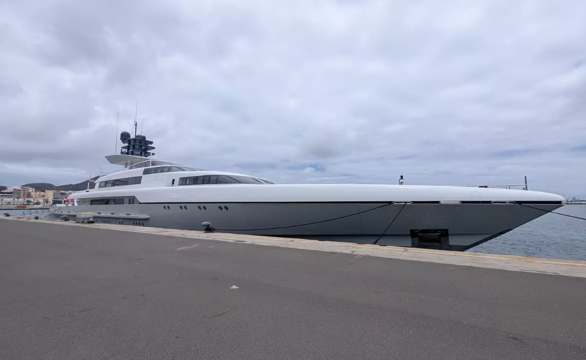 El superyate 'Capricorn', atracado en el muelle Sanapú, en el Puerto de Las Palmas. / ATLÁNTICO HOY