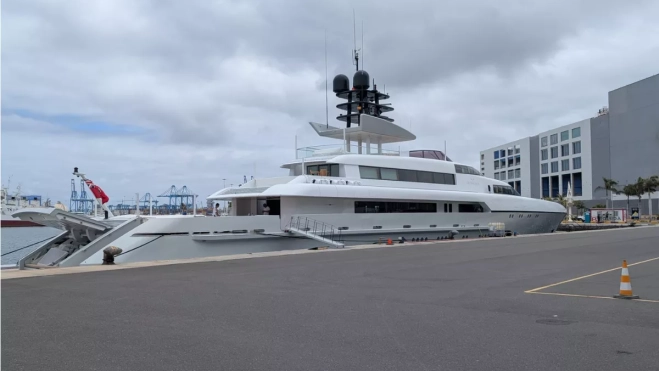 Otro detalle del barco, junto al centro comercial El Muelle, en el Puerto de Las Palmas. / ATLÁNTICOO HOY