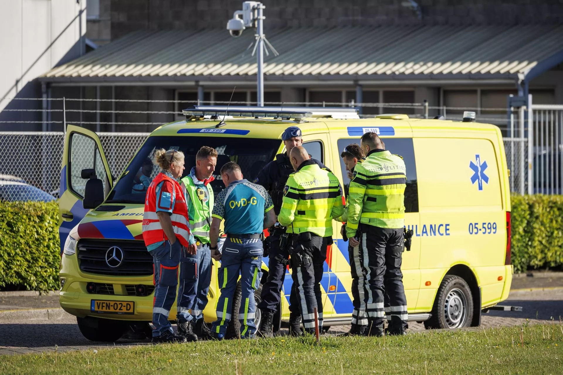 Imagen de ambulancias en el aeropuerto de Schiphol, en Ámsterdam. / EFE/EPA/MICHEL VAN BERGEN