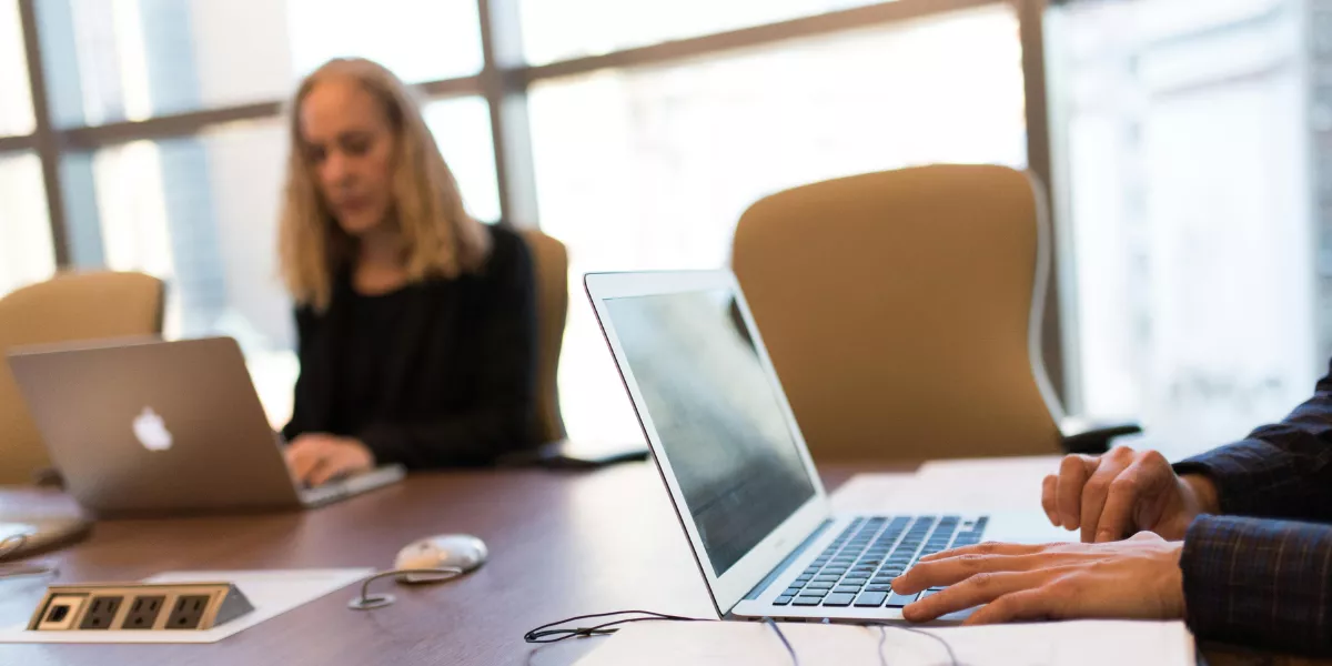 Imagen de personas en su puesto de trabajo / PEXELS