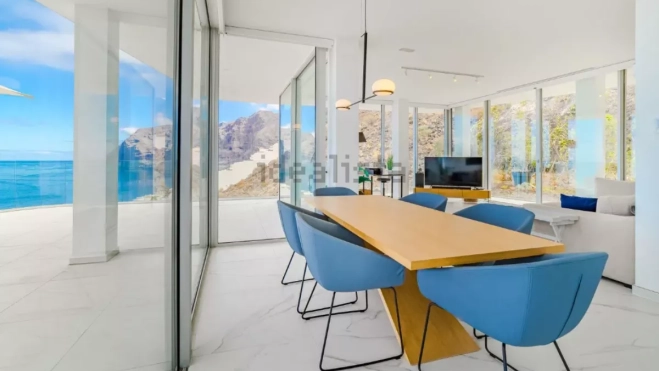 Imagen del salón-comedor de la vivienda de lujo en Tenerife / IDEALISTA