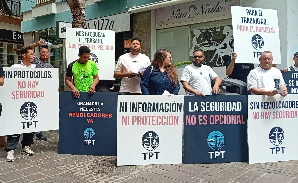 Protesta del sindicato Trabajadores del Puerto de Tenerife cerca del Parlamento de Canarias|AH
