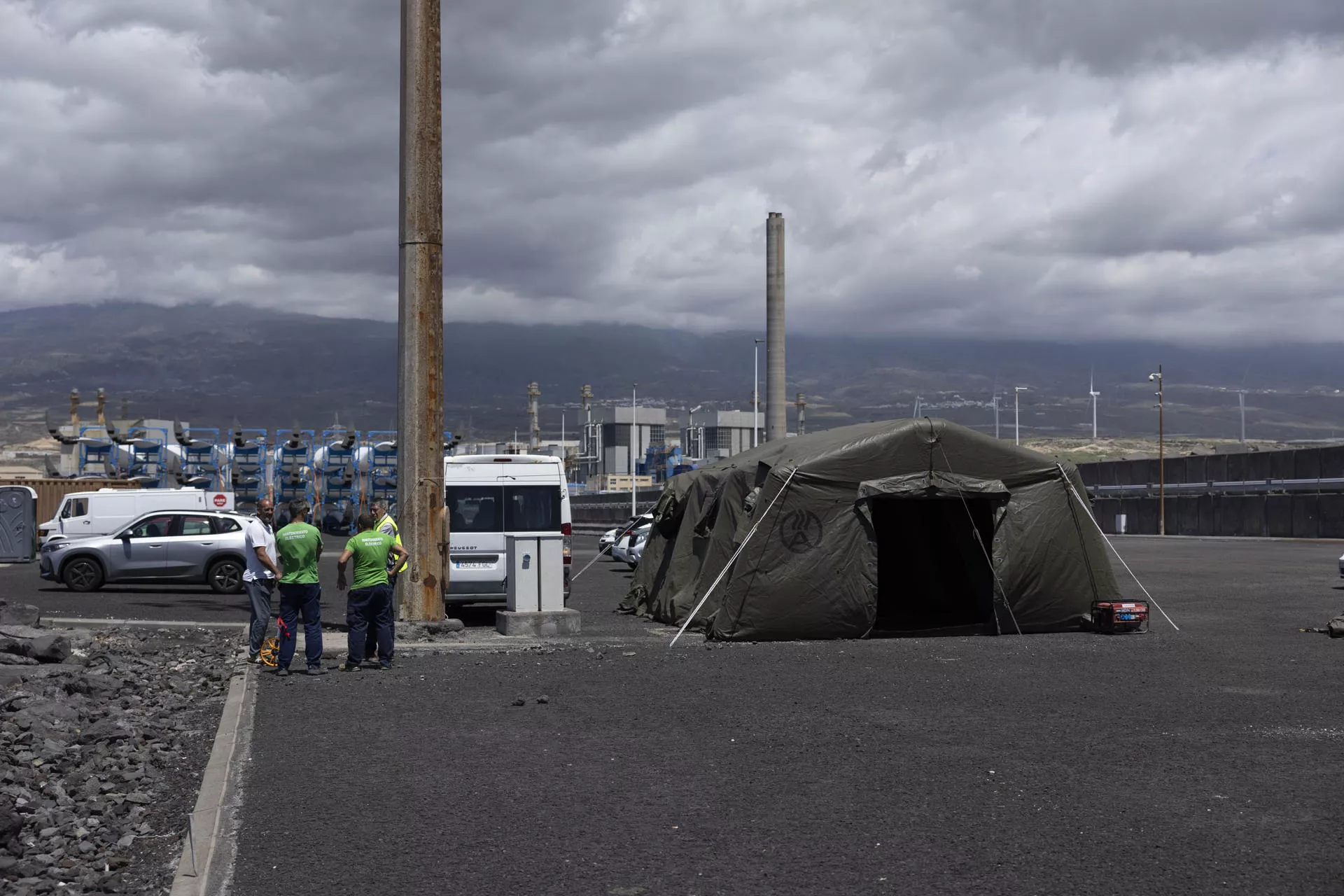 Operarios portuarios junto al puesto de mando instalado este viernes en el puerto de Granadilla con motivo de la llegada del crucero MV Hondius. / EFE - MIGUEL BARRETO
