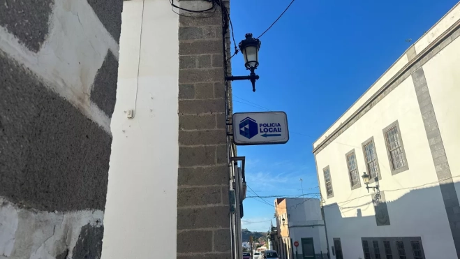 Una señal indica el camino hacia la Policía Local de Telde / ATLÁNTICO HOY - MARCOS MORENO