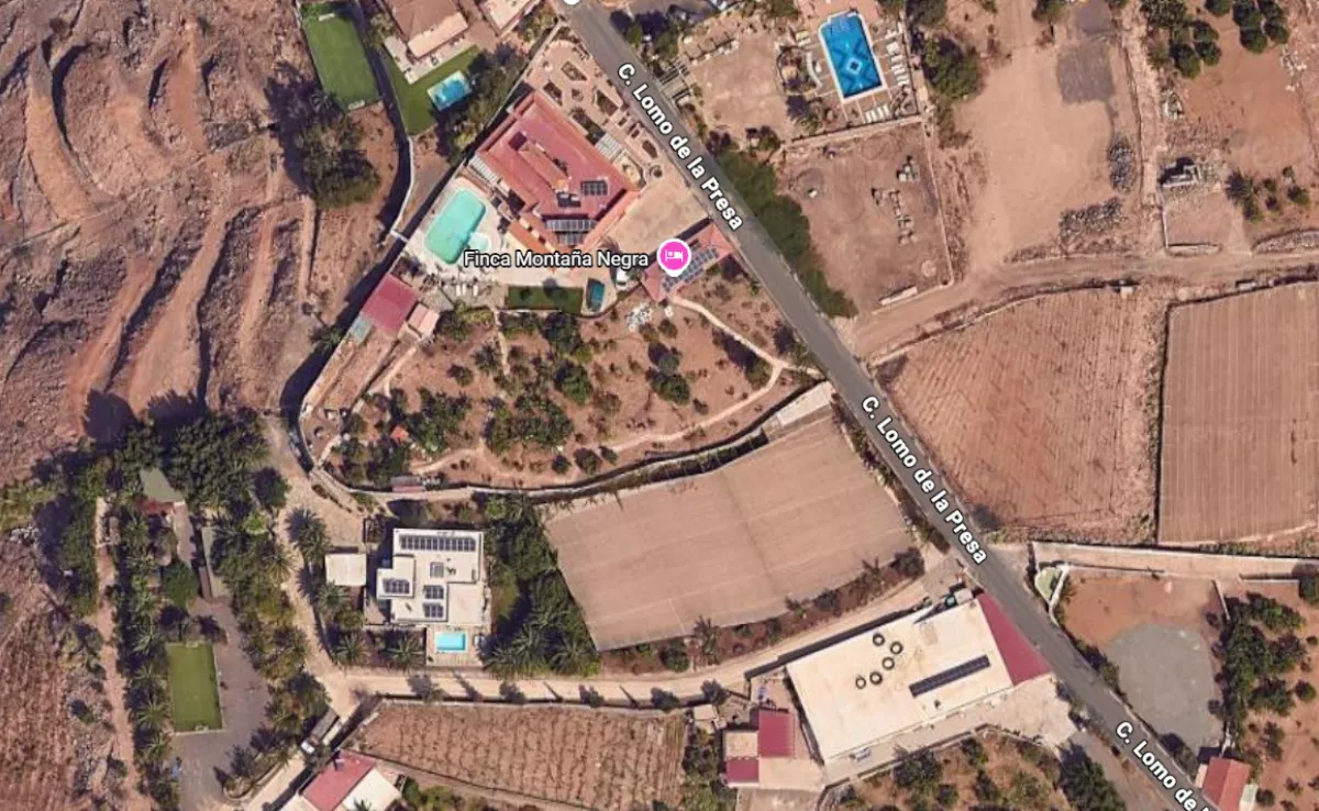 Arriba, la finca principal, con la piscina grande. Debajo, la construcción declarada ilegal por sentencia firme. Ambas pertenecen al padre y al hermano del concejal Marichal. / AH