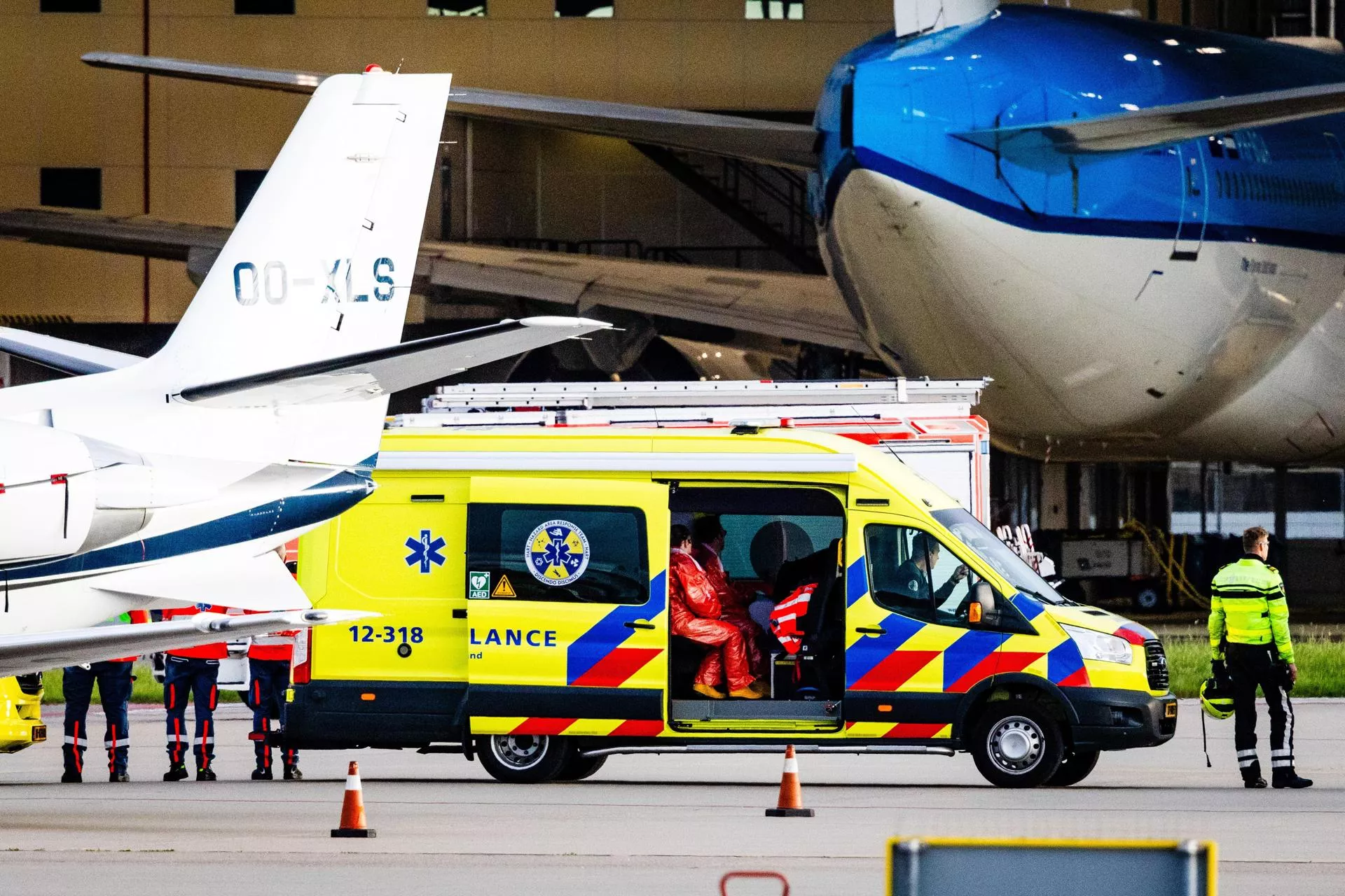 Ambulancia en el aeropuerto de Ámsterdam que trasladó a uno de los contagiados del ‘MV Hondius’. / EFE