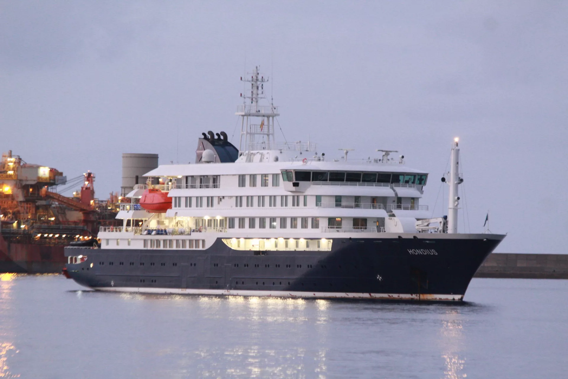 Crucero 'MV Hondius' fondeado en el puerto de Granadilla de Abona, en Tenerife./ ÁLVARO OLIVER GONZÁLEZ - AH