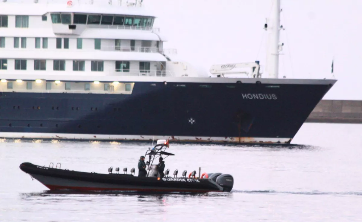 Una lancha de la Guardia Civil frente al MV Hondius, crucero con brote de hantavirus fondeado en el puerto de Granadilla de Abona./ ÁLVARO OLIVER - AH