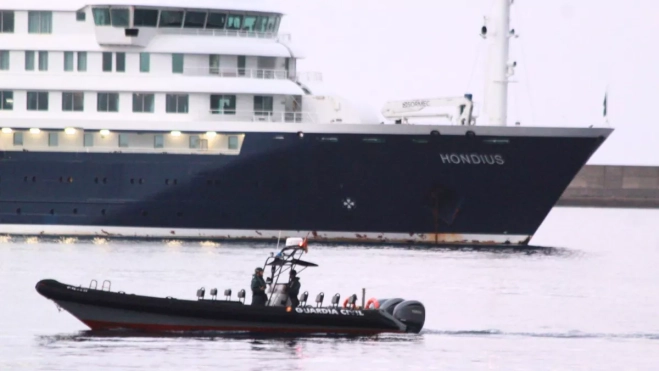 Una lancha de la Guardia Civil frente al MV Hondius, crucero con brote de hantavirus fondeado en el puerto de Granadilla de Abona./ ÁLVARO OLIVER - AH